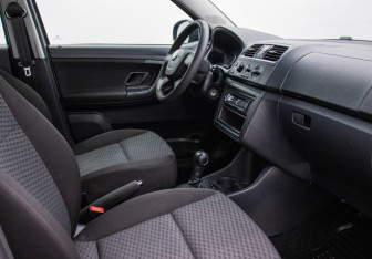 Подержанный автомобиль Skoda Fabia Hatchback 2012 года (9 фото)