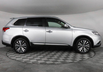 Подержанный автомобиль Mitsubishi Outlander 2019 года (4 фото)