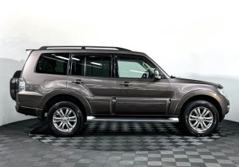 Подержанный автомобиль Mitsubishi Pajero 2015 года (4 фото)