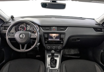 Подержанный автомобиль Skoda Octavia Liftback 2018 года (14 фото)