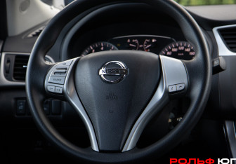 Подержанный автомобиль Nissan Tiida Hatchback 2015 года (12 фото)