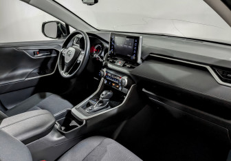 Подержанный автомобиль Toyota RAV4 2021 года (11 фото)