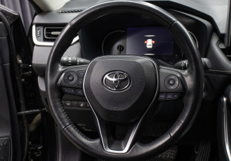 Подержанный автомобиль Toyota RAV4 2021 года (17 фото)
