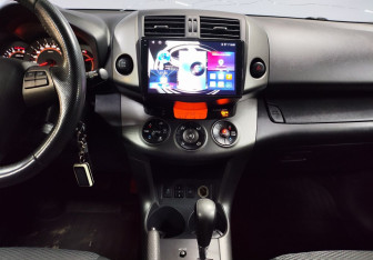 Подержанный автомобиль Toyota RAV4 2011 года (13 фото)