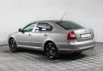 Подержанный автомобиль Skoda Octavia Liftback 2009 года (7 фото)