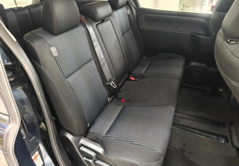 Подержанный автомобиль Toyota Voxy Minivan 2015 года (15 фото)