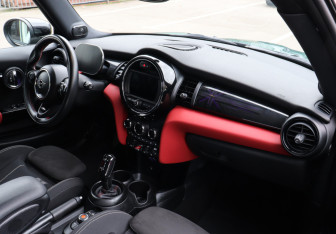Подержанный автомобиль MINI Hatch 2020 года (8 фото)