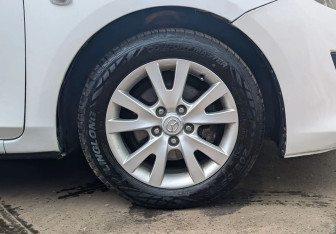 Подержанный автомобиль Mazda 3 Sedan 2010 года (13 фото)