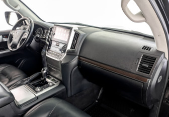 Подержанный автомобиль Toyota Land Cruiser Suv 2019 года (11 фото)