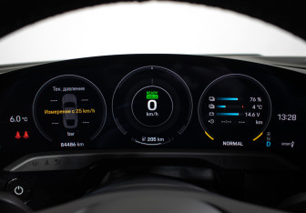 Подержанный автомобиль Porsche Taycan 2020 года (13 фото)