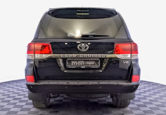 Подержанный автомобиль Toyota Land Cruiser Suv 2016 года (6 фото)