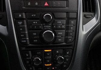 Подержанный автомобиль Opel Astra Sedan 2014 года (15 фото)