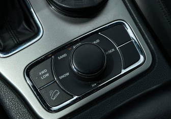 Подержанный автомобиль Jeep Grand Cherokee 2017 года (16 фото)