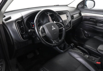 Подержанный автомобиль Mitsubishi Outlander 2013 года (9 фото)