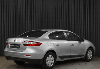 Подержанный автомобиль Renault Fluence 2011 года (4 фото)
