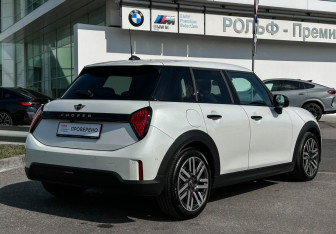 Подержанный автомобиль MINI Hatch 2025 года (5 фото)