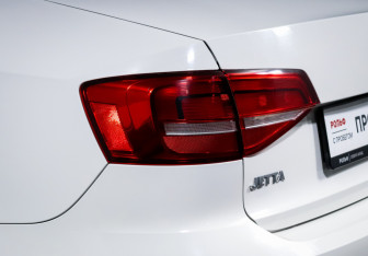 Подержанный автомобиль Volkswagen Jetta Sedan 2015 года (16 фото)