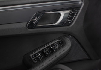 Подержанный автомобиль Porsche Macan 2019 года (16 фото)