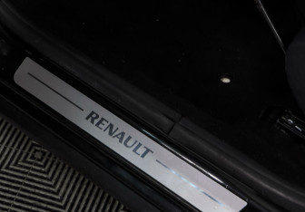 Подержанный автомобиль Renault Sandero 2016 года (13 фото)