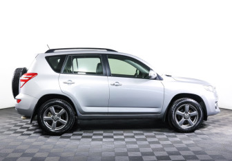Подержанный автомобиль Toyota RAV4 2012 года (4 фото)