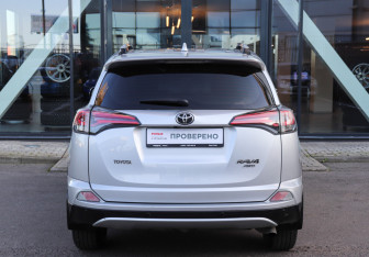 Подержанный автомобиль Toyota RAV4 2017 года (5 фото)