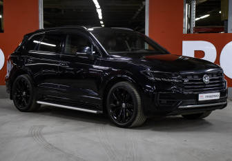 Подержанный автомобиль Volkswagen Touareg 2020 года (3 фото)