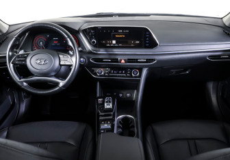 Подержанный автомобиль Hyundai Sonata 2020 года (12 фото)