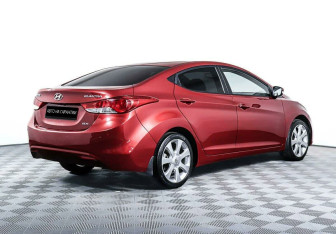 Подержанный автомобиль Hyundai Elantra Sedan 2012 года (5 фото)