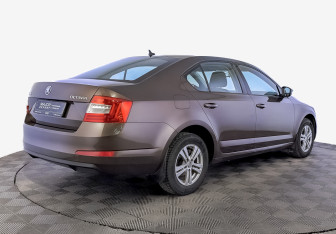 Подержанный автомобиль Skoda Octavia Liftback 2017 года (5 фото)