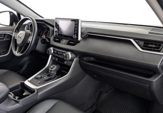 Подержанный автомобиль Toyota RAV4 2022 года (13 фото)