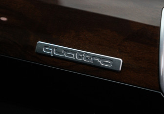 Подержанный автомобиль Audi A8 2015 года (24 фото)