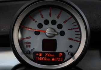 Подержанный автомобиль MINI Hatch 2007 года (12 фото)