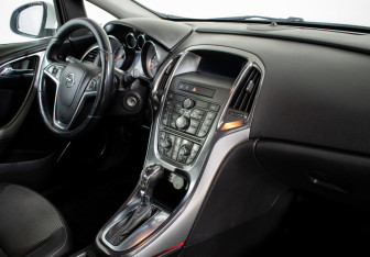 Подержанный автомобиль Opel Astra Hatchback 2011 года (10 фото)