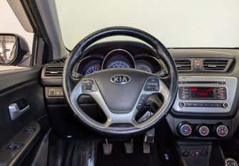Подержанный автомобиль Kia Rio Sedan 2016 года (20 фото)
