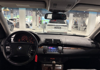 Подержанный автомобиль BMW X5 2004 года (9 фото)