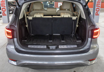 Подержанный автомобиль Infiniti QX60 2017 года (10 фото)