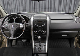 Подержанный автомобиль Suzuki Grand Vitara 2011 года (14 фото)