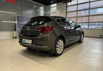 Подержанный автомобиль Opel Astra Hatchback 2013 года (4 фото)