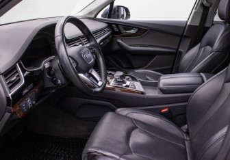 Подержанный автомобиль Audi Q7 2015 года (8 фото)
