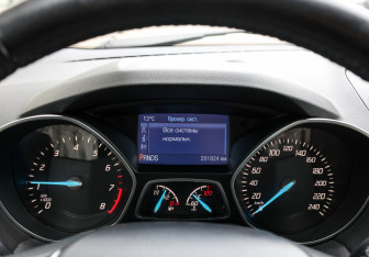 Подержанный автомобиль Ford Kuga 2015 года (12 фото)