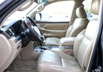 Подержанный автомобиль Lexus LX 2008 года (16 фото)