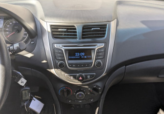 Подержанный автомобиль Hyundai Solaris Hatchback 2014 года (15 фото)