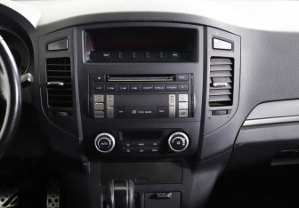 Подержанный автомобиль Mitsubishi Pajero 2013 года (9 фото)