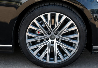 Подержанный автомобиль Audi A8 2022 года (27 фото)