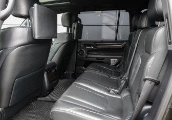 Подержанный автомобиль Lexus LX 2017 года (12 фото)