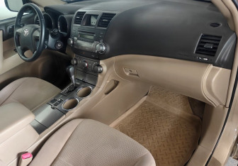 Подержанный автомобиль Toyota Highlander 2009 года (11 фото)