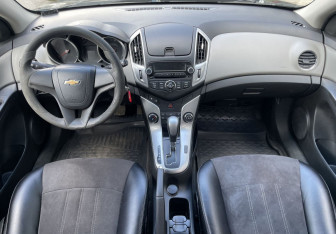 Подержанный автомобиль Chevrolet Cruze Hatchback 2014 года (10 фото)