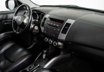 Подержанный автомобиль Mitsubishi Outlander 2010 года (10 фото)