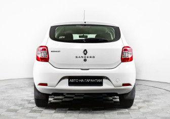 Подержанный автомобиль Renault Sandero 2017 года (4 фото)