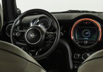Подержанный автомобиль MINI Hatch 2020 года (18 фото)